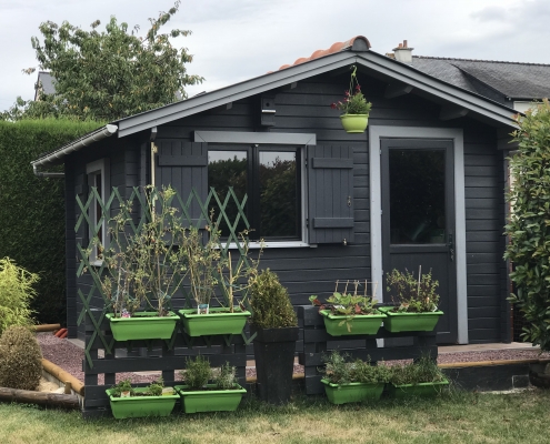 Abri-de-jardin-terrasse-jardinière-toit-bois vernit-maisonelle